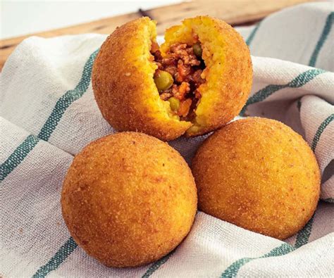 Arancine siciliane di diverse forme e ripieni