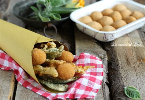 Selezione di fritti misti italiani: olive ascolane, verdure pastellate, fiori di zucca