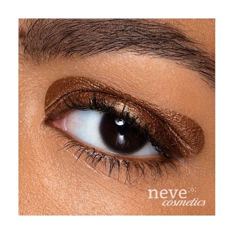 Esempio di applicazione del pastello occhi Neve Cosmetic Caramello per uno sguardo intenso