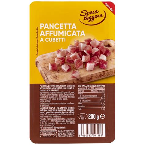 Pancetta croccante e tagliata a cubetti in una padella