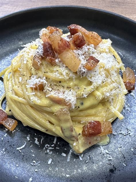 Miscela di tuorli d'uovo, parmigiano e pepe nero in una ciotola