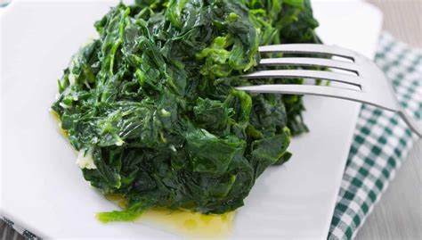 Immagine: Ciotola con spinaci cotti e strizzati, pronti per essere mescolati