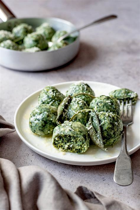 Immagine: Ciotola con l'impasto omogeneo di spinaci, ricotta e parmigiano