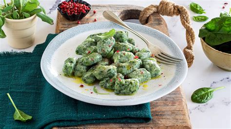 Immagine: Salsicciotti di impasto di spinaci pronti per essere tagliati in gnocchi