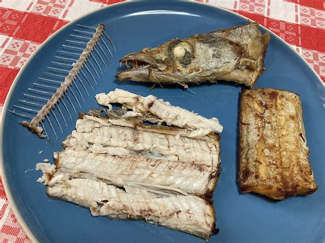 Sequenza fotografica: pesce eviscerato e tagliato, pesce infarinato, pesce fritto in padella.