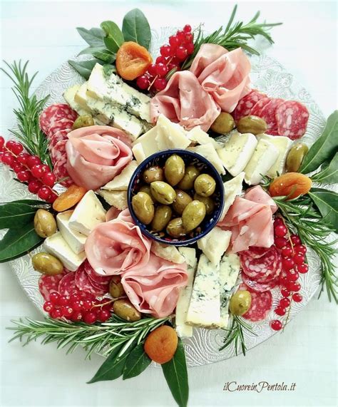 Composizione di formaggi, salumi e salse disposti attorno a una ciotola di grissini Cristal.