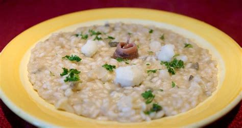 Una tavola apparecchiata con un piatto di risotto cavolfiore e Gruyère fumante.