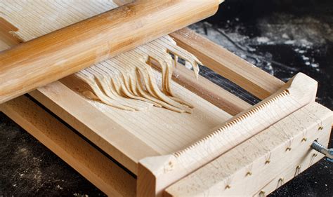 Telaio in legno con fili d'acciaio per la preparazione degli spaghetti alla chitarra