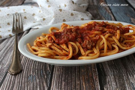 Primo piano di spaghetti alla chitarra con sugo di ragù