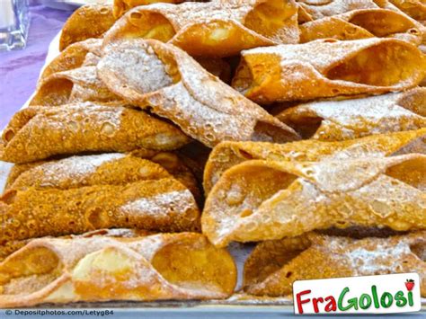 Formazione dei rettangoli di impasto per le cialde dei cannoli su carta da forno
