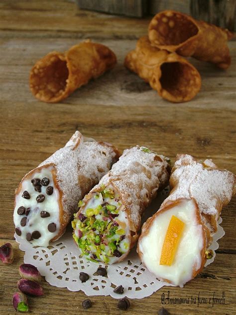 Cannoli siciliani ripieni di crema e guarniti con zucchero a velo