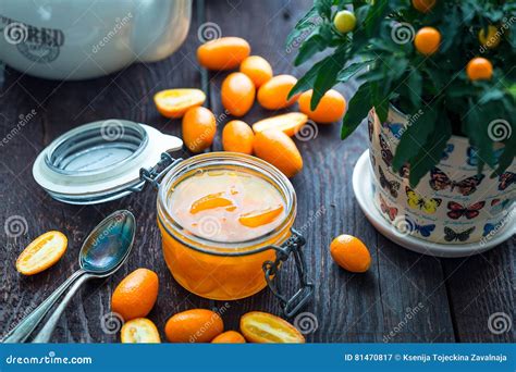 Immagine di kumquat freschi e marmellata di kumquat in barattolo