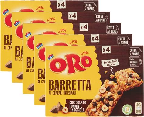 Barrette ai cereali e cioccolato tagliate e confezionate singolarmente con carta da forno.