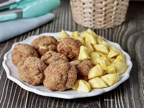 Ingredienti per le polpette di pollo disposti su un piano di lavoro