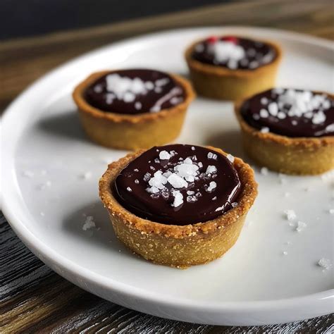 Immagine di tartellette al cioccolato decorate con sale