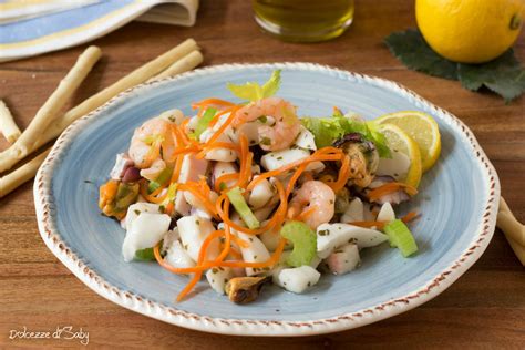 Ingredienti freschi e colorati per l'insalata di mare
