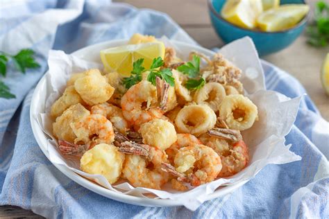 Piatto invitante di frittura mista di mare con limone