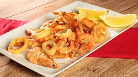 Primo piano di calamari e gamberi fritti croccanti