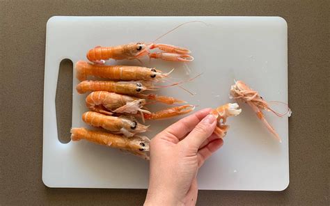 Primo piano di scampi freschi con carapace lucido e colore vivace