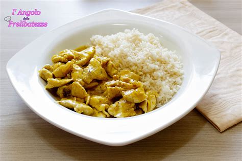 Cosce di pollo al curry con riso bianco