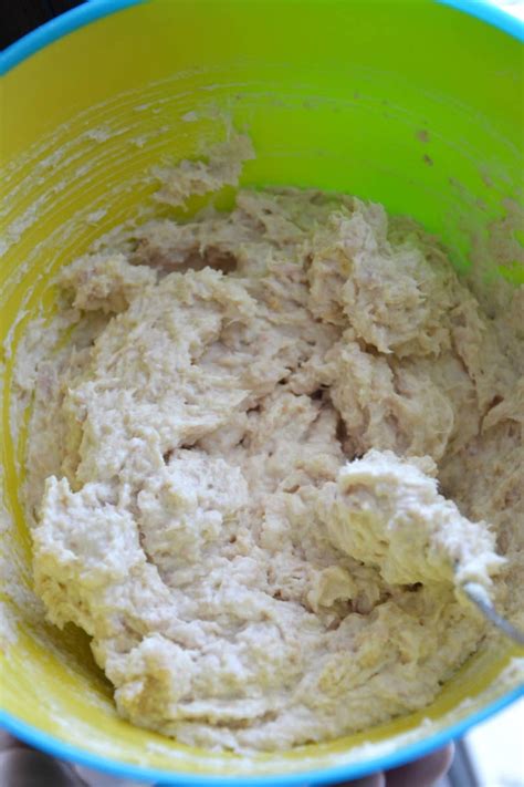 ciotola con il ripieno a base di tonno, uovo, ricotta e parmigiano