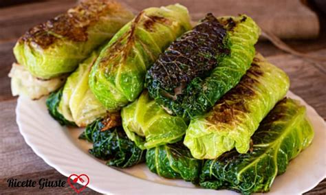 involtini di verza ripieni di riso e tonno pronti per essere infornati