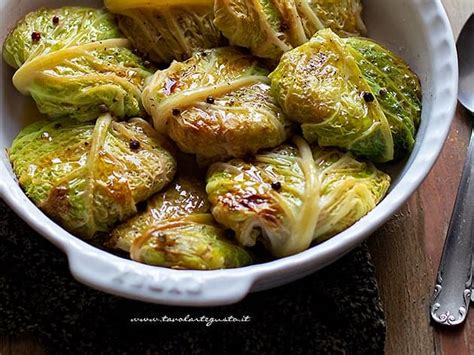 foglie di verza arrotolate a formare involtini ripieni