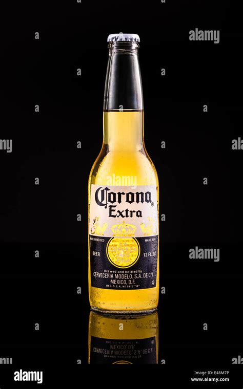 Bottiglia di birra Corona con etichetta serigrafata e spicchio di lime