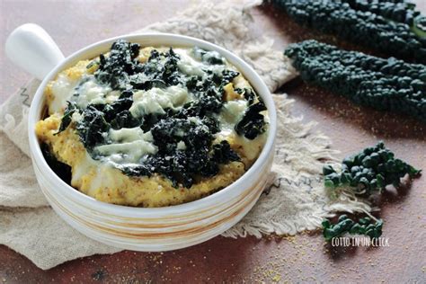 Piatto finito di polenta con cavolo nero e fagioli, servita calda e guarnita con olio a crudo