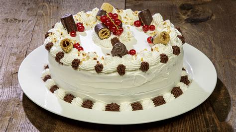 Foto di una torta di compleanno decorata con crema chantilly e Nutella