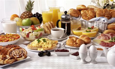Illustrazione di un buffet colazione ben organizzato con diverse sezioni tematiche (bevande, dolci, salati, frutta).