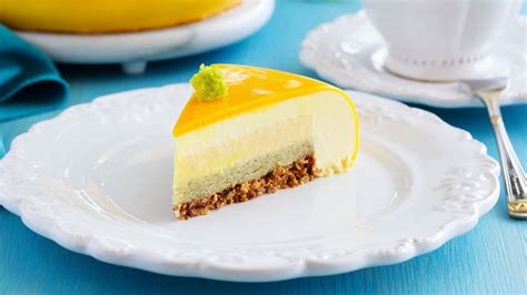 Schema che illustra la stratificazione di una torta moderna con mousse, gelée e base croccante.