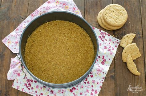 schema con i passaggi per creare la base della cheesecake: sbriciolare biscotti, aggiungere burro fuso, compattare nello stampino