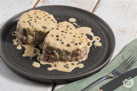 filetto di manzo al pepe verde pronto per essere servito