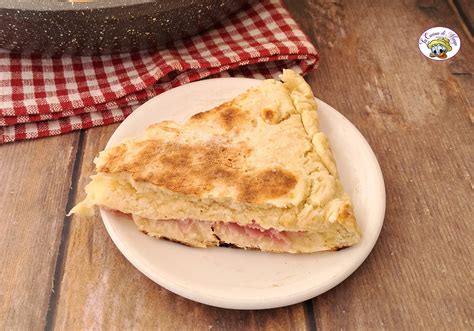Focaccia di polenta in cottura in padella