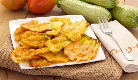 foto di fette di zucca dorate e croccanti pronte per essere marinate