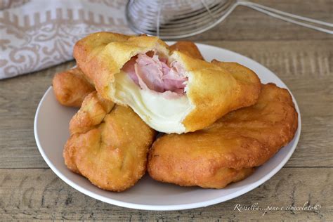 Immagine di panzerotti fritti dorati e croccanti con ripieno visibile