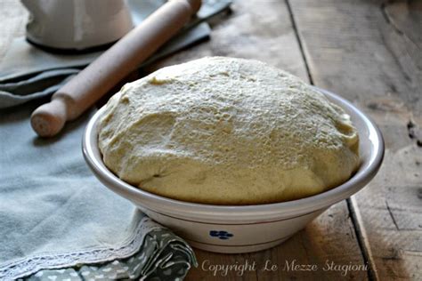 Immagine di un impasto per panzerotti morbido ed elastico in una ciotola coperta
