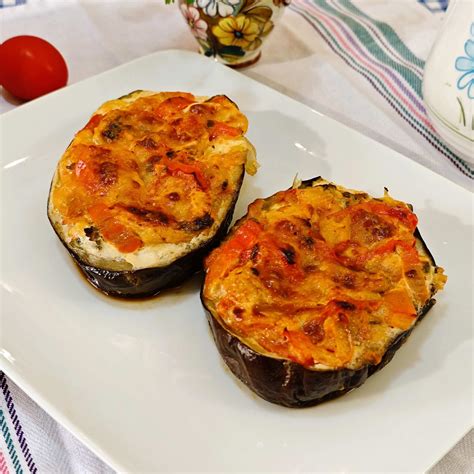 Melanzane ripiene al forno pronte per essere servite