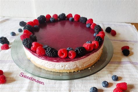 Immagine di una cheesecake fredda decorata con frutti di bosco