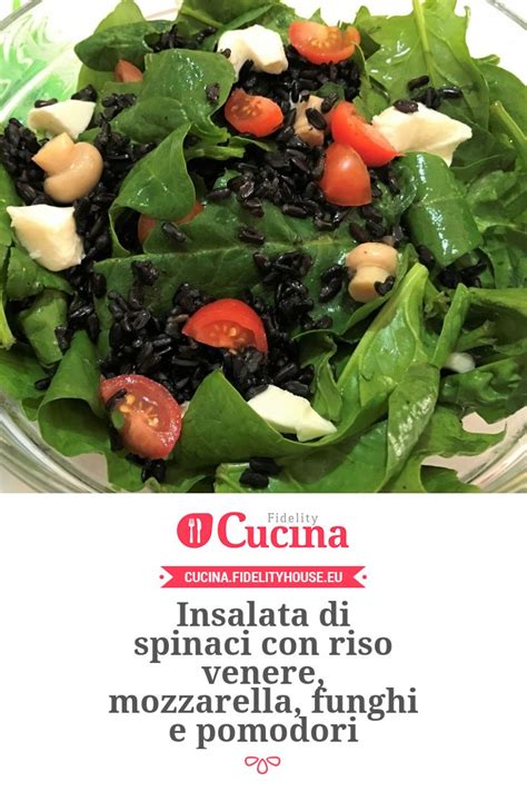 ingredienti per l'insalata di spinaci, riso venere, mozzarella, funghi e pomodori