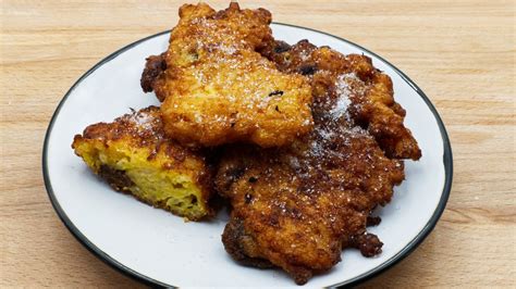 Composizione di diversi dolci a base di riso: torta, frittelle, biscotti