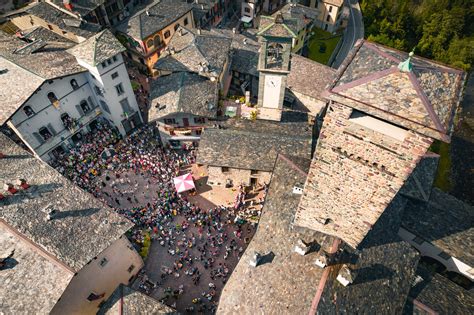 Foto panoramica di Teglio con le montagne circostanti