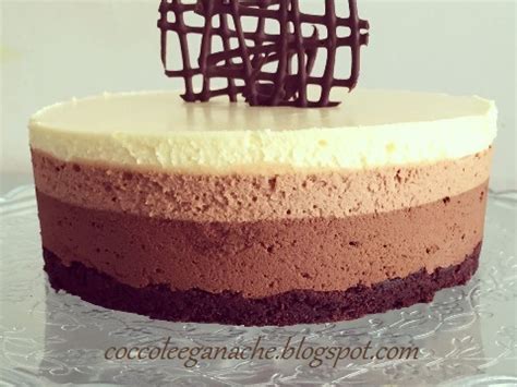 Immagine di una torta mousse ai tre cioccolati monoporzione, con strati ben definiti di cioccolato fondente, al latte e bianco.