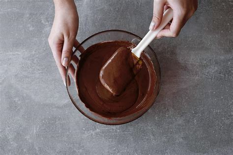 Infografica che illustra i passaggi per la preparazione della mousse al cioccolato fondente.