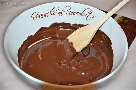 Immagine di una ganache al cioccolato liscia e lucida.