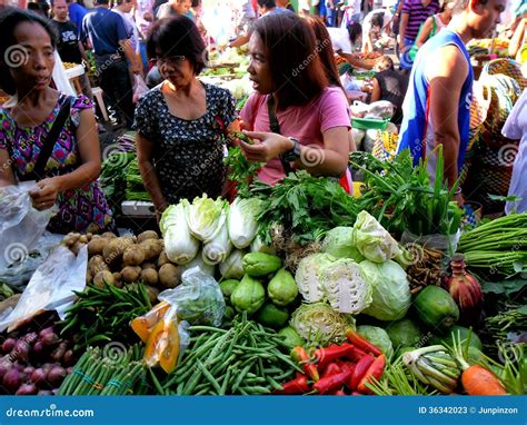 varietà di verdure filippine disposte su un bancone di mercato