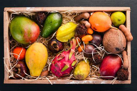 una selezione di frutti tropicali colorati come mango, papaya, ananas e frutto della passione