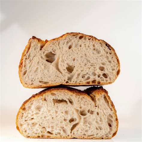 Confronto visivo tra una mollica di pane con alveolatura aperta e una con alveolatura chiusa