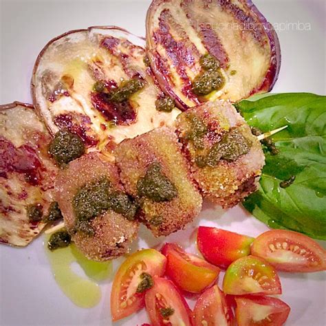 Ingredienti freschi per la farcitura degli involtini: caprino, olive, basilico, fragole, noci, uvetta, miele.